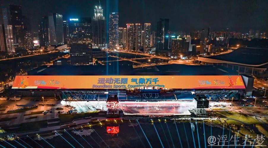 “巨型红车”抵达成都 世界运动会即将启幕