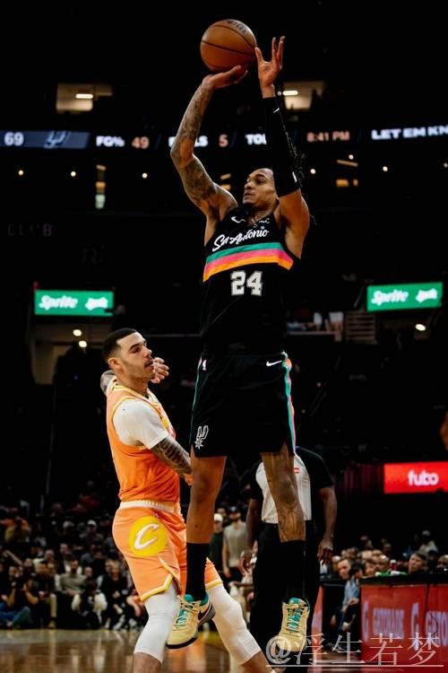 米切尔砍25+8+14 卡斯尔贡献22+11+8 骑士险守主场击退马刺