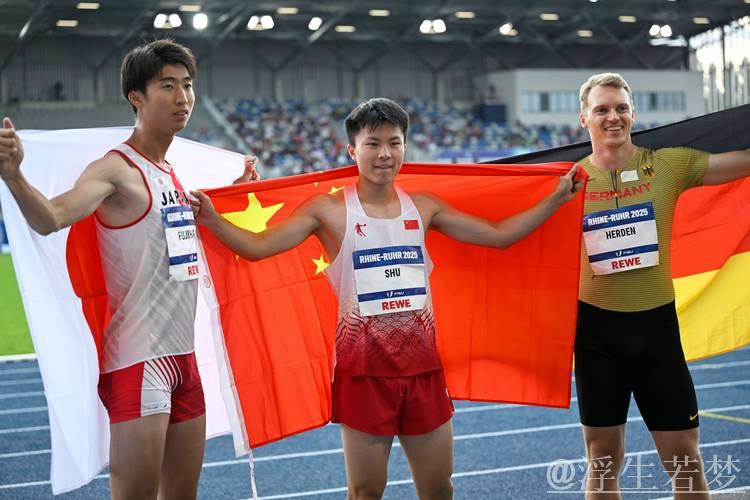 舒衡在雨停后勇夺男子跳远金牌